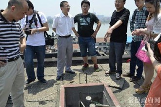 2013环保世纪行十家媒体记者检查我市供水安全情况