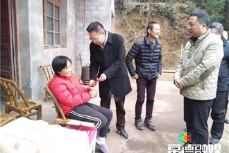 市领导深入点村走访调研
