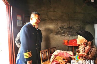 市领导走访扶贫点村并慰问老复员军人